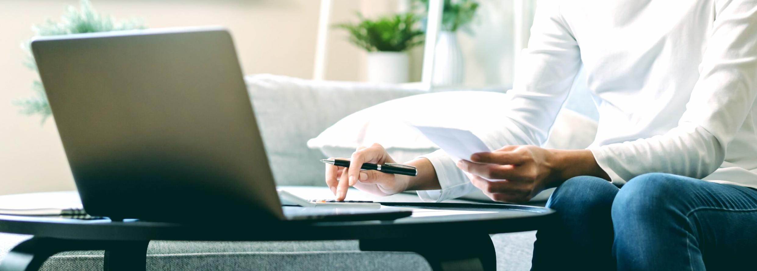 AI-powered analysis interface showing spending patterns and budget recommendations